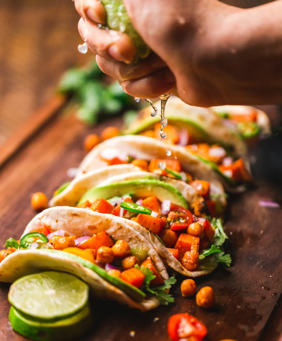 Street-food tacos with lime
